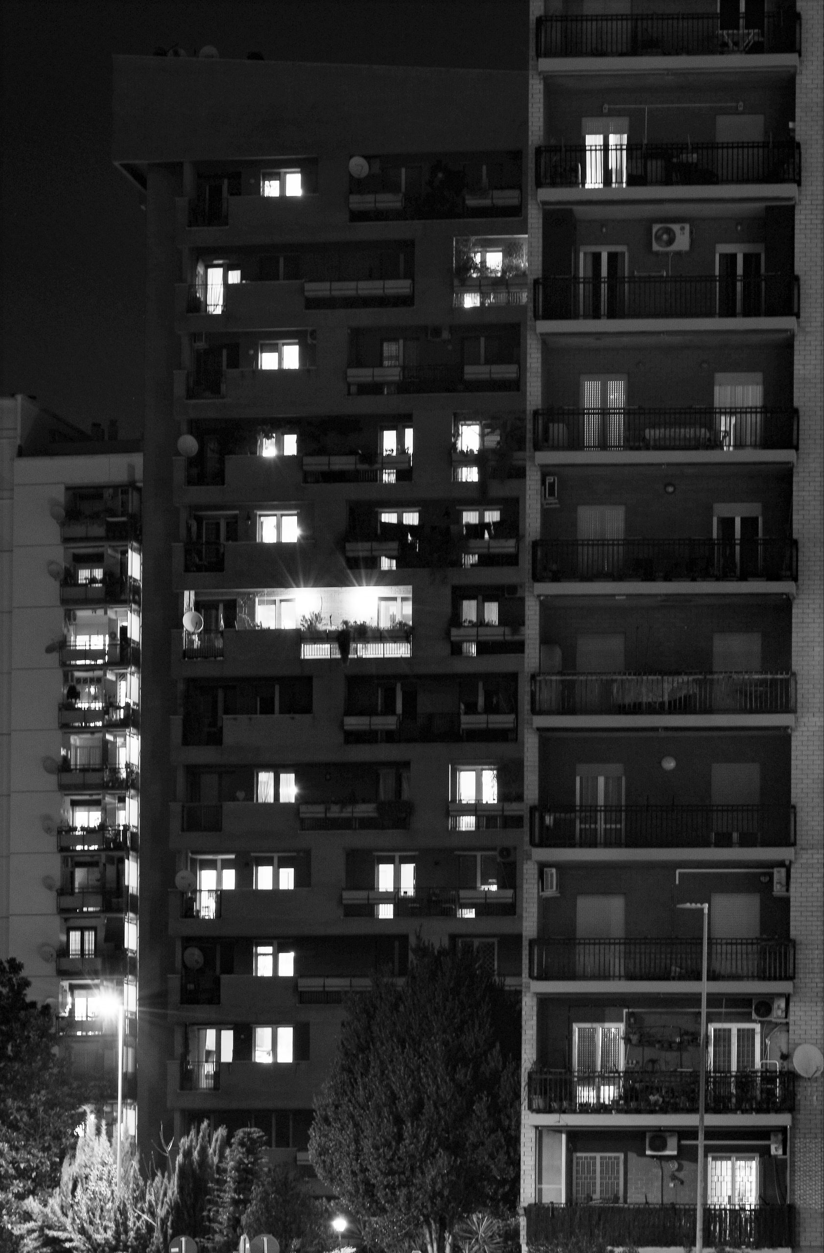 Houses by night next to Villa De Sanctis